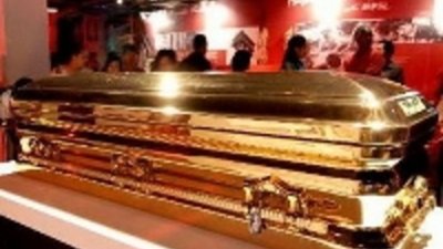 Золотой гроб с системой вентиляции выставлен в музее Куала Лумпур