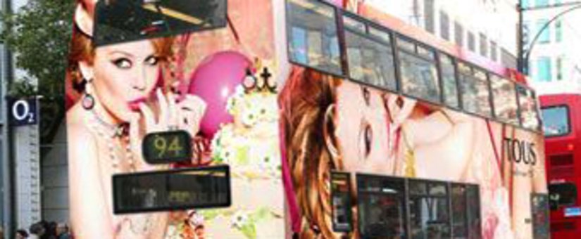 Кайли Миноуг рекламирует драгоценности из автобуса