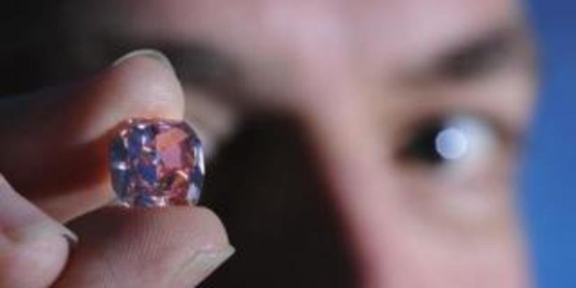 Редкий розовый бриллиант продан в Гонконге за 17 млн долларов