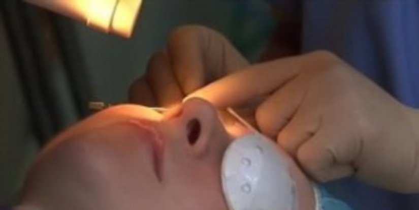 США охватило новое шокирующее увлечение - имплантация ювелирных изделий в глаз