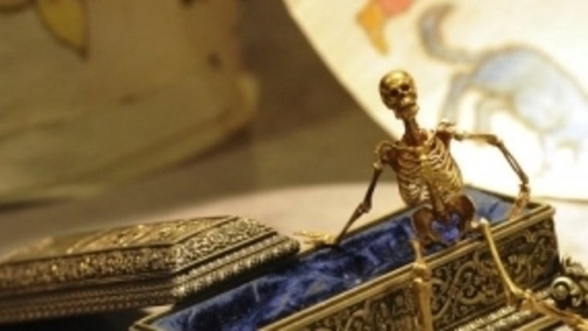 На аукционе Сотбис продали золотой саркофаг работы одесского ювелира Рухомовского