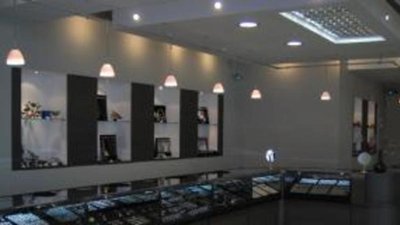 Как подчеркнуть блеск украшений в магазине?