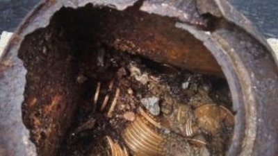 Собака откопала клад золотых монет стоимостью 10 млн $