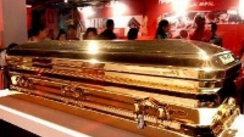 Золотой гроб с системой вентиляции выставлен в музее Куала Лумпур