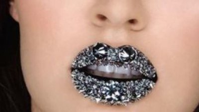 Самый дорогой макияж в мире: австралийке украсили губы бриллиантами