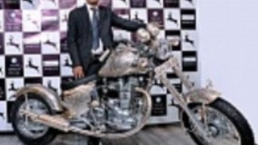 Первый в мире серебряный мотоцикл появился в Индии