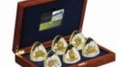 Аваль начал продажу наборов треугольных серебряных и золотых монет "Бермудский треугольник"