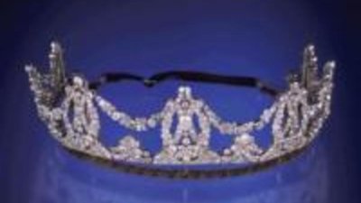 Тайский ювелир подарил своей собаке тиару за 4,2 миллиона долларов