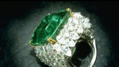 Кольцо с изумрудом: роскошь вне времени