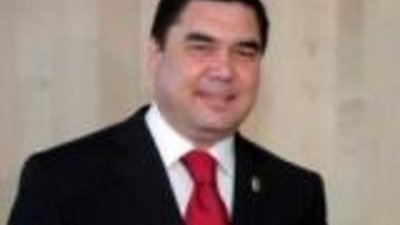 Главе Туркменистана подарили алмазные песочные часы