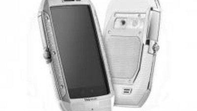 TAG Heuer выпустил бриллиантовый смартфон