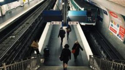 Кейс с бриллиантами отобрали у индийских бизнесменов в парижском метро