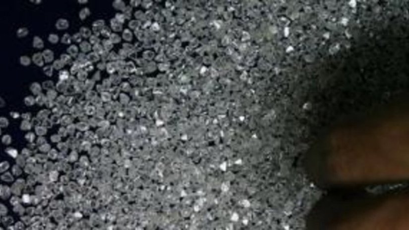 Индийские диамантеры распродают запасы бриллиантов по сниженным ценам