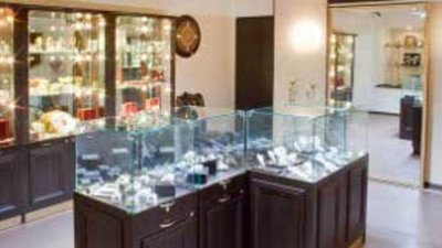 В Печоре грабители «безопасно» набрали изделия из драгметаллов на миллион рублей в магазине «Изумруд»