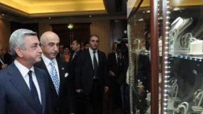 Президент Армении посетил открывшуюся в Ереване выставку ювелирных изделий