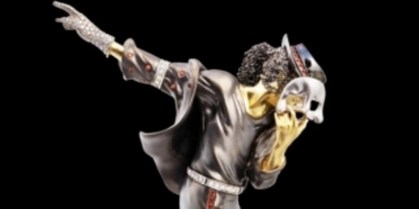 Майкл Джексон увековечен в мерцающей бриллиантами золотой статуэтке
