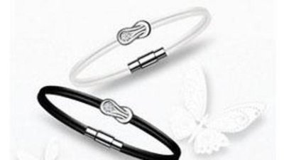 Компания Forevermark представляет разноцветные браслеты.