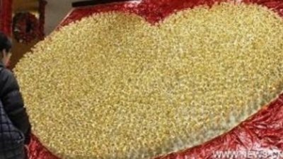 В Китае продадут 1999 золотых роз