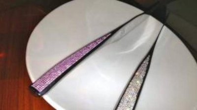 Стейк-хаус STK заманивает посетителей сапфировым ножом для стейков