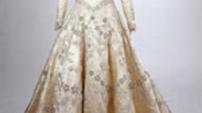 Расшитое жемчугом платье и драгоценности королевы - на выставке в Букингемском дворце