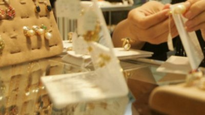 В Сумах задержали мужчину, торговавшего ювелирными изделиями прямо на улице