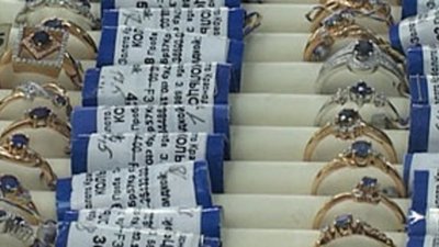 В ростовской сети ювелирных магазинов продавали цирконы под видом бриллиантов