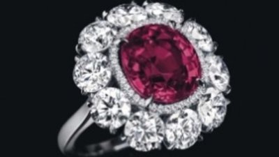 Бриллиантовая королевская брошь станет топ-лотом на аукционе Christie’s в Женеве