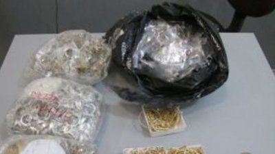 В аэропорту Грозного таможенники задержали женщину более чем с 6 кг ювелирных изделий