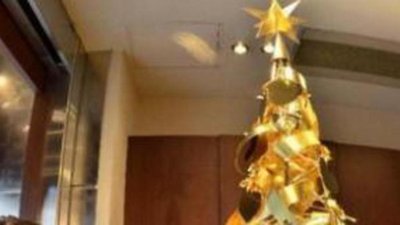 Золотая Елка на витрине токийского магазина