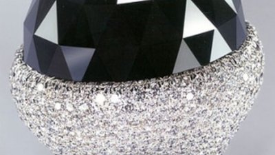 Установлено, какой величины бриллиант делает женщин наиболее счастливыми