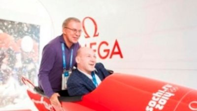 Компания OMEGA приветствует легендарных хоккеистов в своем павильоне в Сочи