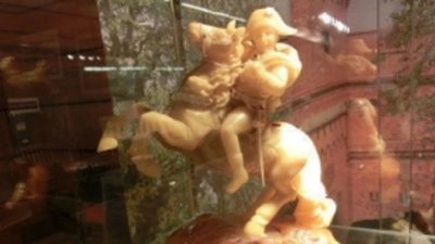 Российские ювелиры представили в Париже янтарного Наполеона