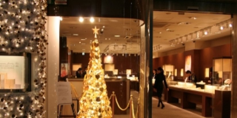 В Токио выставлена на продажу елка из чистого золота