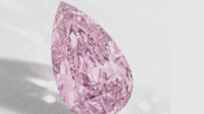 Розовый бриллиант установил мировой рекорд цены за карат