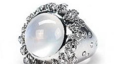 Лунный камень лег в основу украшений Нам Чо