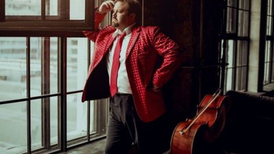 На Всемирной янтарной неделе виолончель Борислава Струлева (Нью-Йорк) инкрустируют янтарем