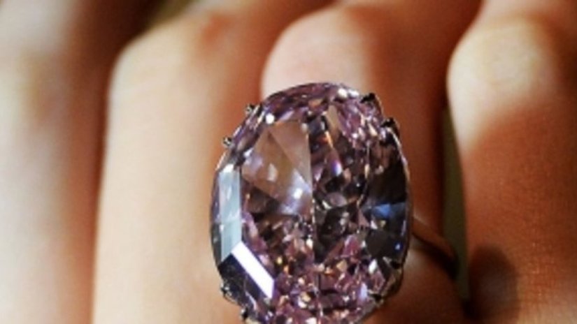 Самый дорогой в мире бриллиант сменил имя вместе с владельцем
