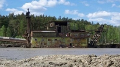 Золотоносный песок Детрина промывает драга №188