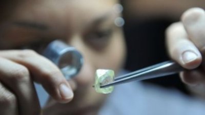 Алмазы вытрясли из рюкзака