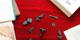 Калининградские археологи показали фибулы древних торговцев янтарем