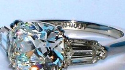 Камень муссолит