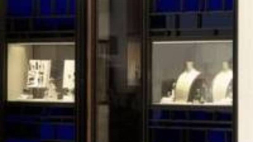 Парижский ювелирный салон дерзко ограблен средь бела дня