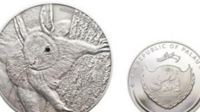 Монета «Красная белка» с кристаллом Сваровски