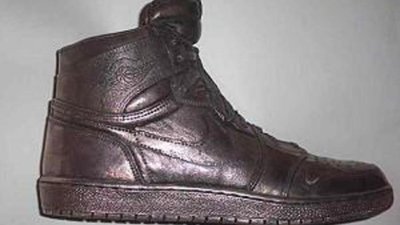 Серебряный кроссовок Майкла Джордана от Nike