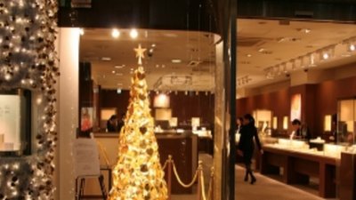 В Токио выставлена на продажу елка из чистого золота