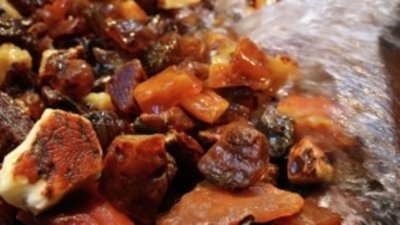Русские кладоискатели осматривают береговую линию в поиске выброшенного на берег янтаря