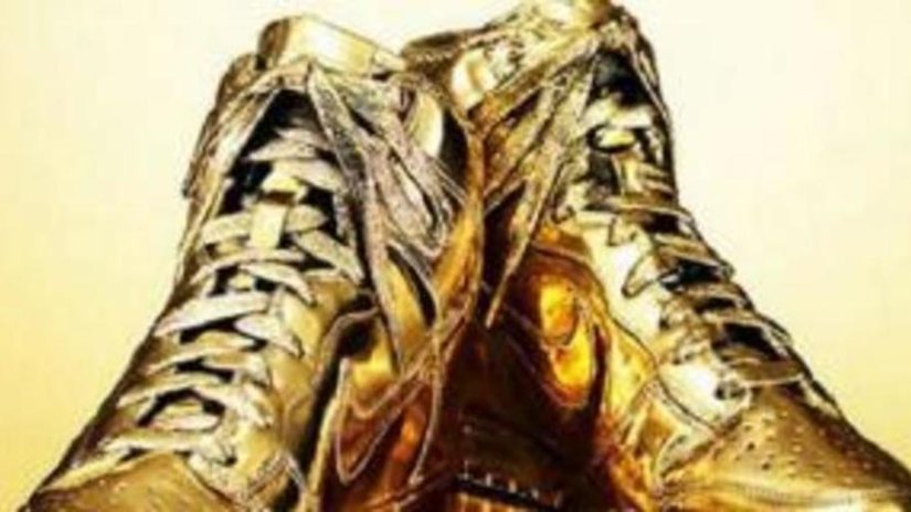 Золотые кроссовки от дизайнера Kenneth Courtney
