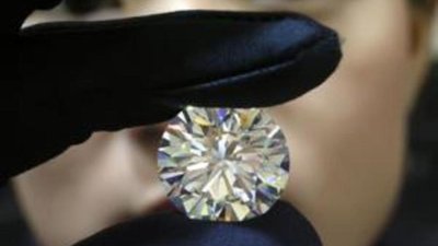 Чем отличаются бриллианты от искусных подделок?