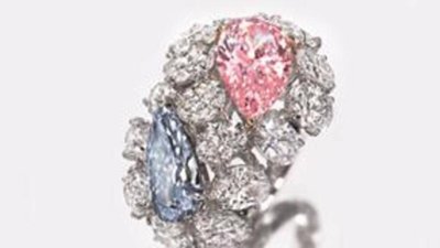 На аукционе в Гонконге продадут кольцо с розовым и голубым бриллиантами