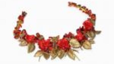 "Миссис Сингапур" подарили янтарное украшение из Калининграда